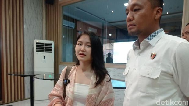 Seorang dokter magang di RS kawasan Koja, Jakut bernama Mutiara menjadi korban pencurian ban mobil.