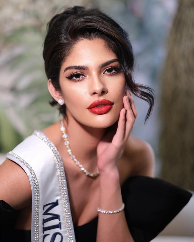 Tapi tak lama kemudian, pemerintah malah memberi sikap yang kontras. Dilansir abcnews, rezim tersebut justru marah dengan kemenangannya setelah mengetahui Sheynnis lulus dari perguruan tinggi yang menjadi pusat protes melawan pemerintah pada 2018. Sheynnis disebut berpartisipasi dalam protes tersebut. Foto: Instagram Sheynnis Palacios