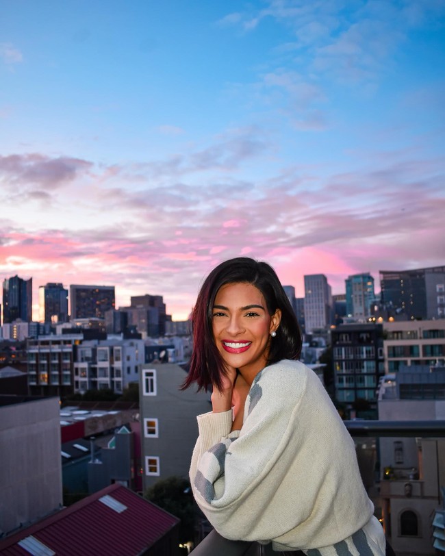 Sheynnis yang sebelumnya berprofesi sebagai model dan presenter televisi merupakan lulusan Universidad Centroamericana dengan gelar sarjana jurusan komunikasi massa. Ia mencetak sejarah karena pertama kalinya membawa Nicaragua menjadi juara Miss Universe Foto: Instagram Sheynnis Palacios