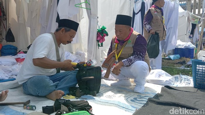Slamet menawarkan jasa servis koper haji