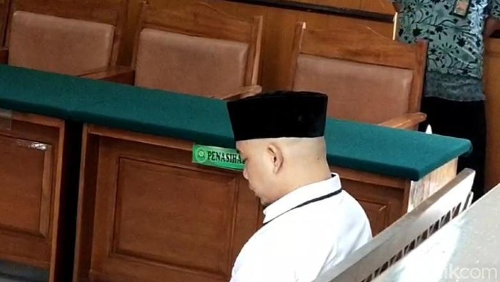Somantri, Kades Cianjur yang coblos surat suara pemilu saat menjalani sidang.