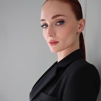 Sama seperti Maisie, Sophie Turner juga menghadapi tekanan berat sejak remaja karena komentar tentang berat badan dan jerawat. “Saya bahkan tidak bisa bangun dari tempat tidur. Saya sempat berpikir untuk bunuh diri. Saya merasa tidak layak untuk apa pun,” katanya kepada Dr. Phil. Foto: instagram @sophiet