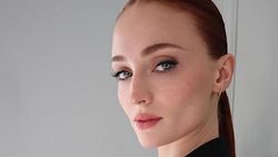 Sophie Turner Dulu Fans Berat, Sekarang Disebut Pacari Chris Martin