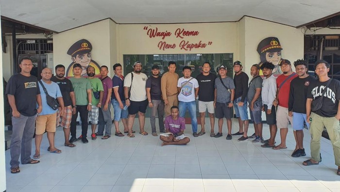 Pemuda berinisial MT (23) di Kota Sorong, Papua Barat Daya ditangkap polisi gegara memperkosa nenek berinisial I (69) hingga tewas.