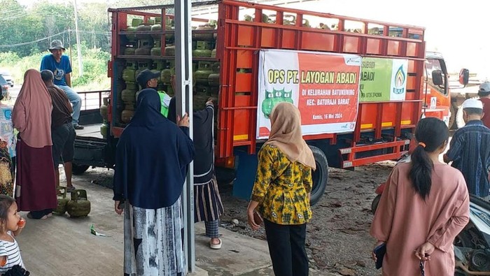 Suasana operasi pasar LPG 3 Kg yang digelar di OKU, Sumsel.