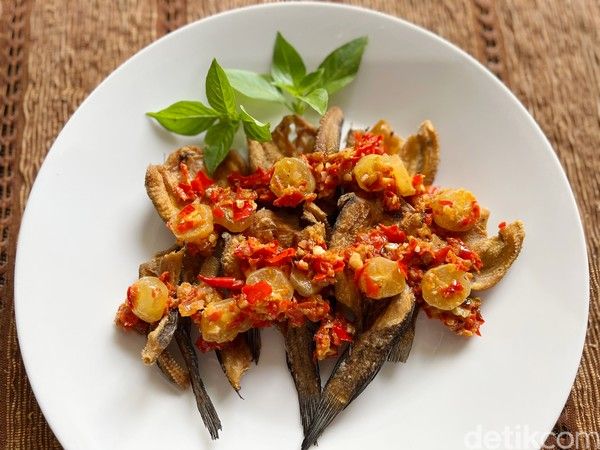 Tak Punya Uang, Orang Ini Terpaksa Makan Ikan Asin Bareng Kucingnya
