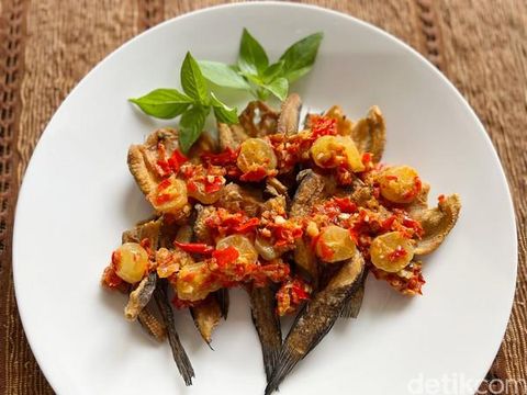 Tak Punya Uang, Orang Ini Terpaksa Makan Ikan Asin Bareng Kucingnya