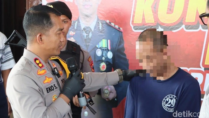Tersangka pemerkosa anak kandung dihadirkan dalam pers rilis di Mapolres Purworejo, Jumat (17/5/2024).