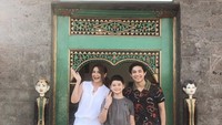 Tamara juga diketahui memiliki kafe bernama Teh Manis di kawasan Canggu, Bali. Rassya dan sang adik berpose bersama Tamara di depan kafe tersebut. Foto: Instagram @teukurassya