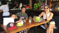 Momen kulinernya bersama sang ibunda, Tamara Bleszynski juga dibagikan. Mereka berada di sebuah restoran dan tampak menikmati kelapa muda yang segar. Foto: Instagram @teukurassya