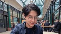 Saat berada di luar negeri, Rassya juga sempat membagikan momennya membeli makanan dari sebuah gerai. Ia tampak membeli rice box dengan isian lauk lezat. Foto: Instagram @teukurassya