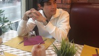 Momen lain dari Rassya di sebuah restoran juga diperlihatkan. Ia tampak berpose keren sambil menunggu makanan tiba. Foto: Instagram @teukurassya