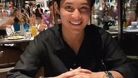 Rassya begitu aktor ini kerap dipanggil juga menunjukkan momennya di restoran lain. Ia memamerkan senyum manisnya ketika menunggu makanan. Foto: Instagram @teukurassya