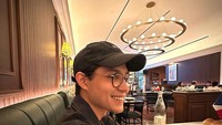 Momen Teuku Rassya menikmati makanan di restoran kerap dibagikan. Salah satunya ketika menikmati roti untuk sarapan dari sebuah restoran. Foto: Instagram @teukurassya