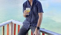 Momen Rassya berlibur di sebuah pulau ini tampak menarik. Ia terlihat menikmati segelas minuman segar. Foto: Instagram @teukurassya