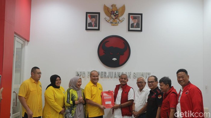 Tim Musa Rajekshah mengambil formulir pendaftaran ke PDIP Sumut. (Foto: Elisabeth Christina/detikSumut)