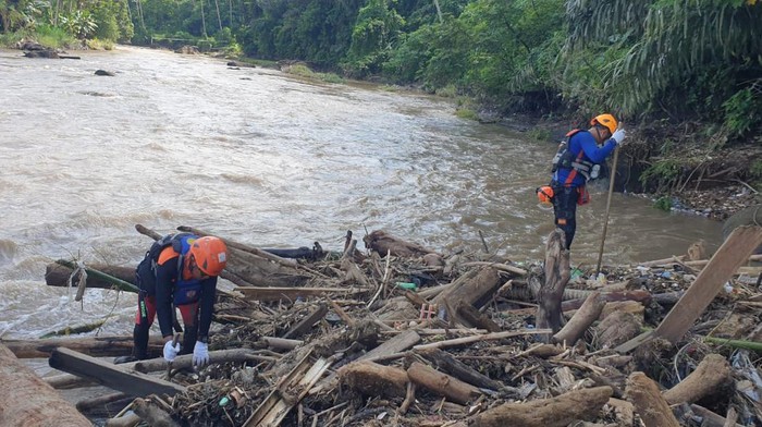 Tim SAR Padang sedang mencari 14 korban banjir bandang yang masih dilaporkan hilang. (Foto: dok. SAR Padang).