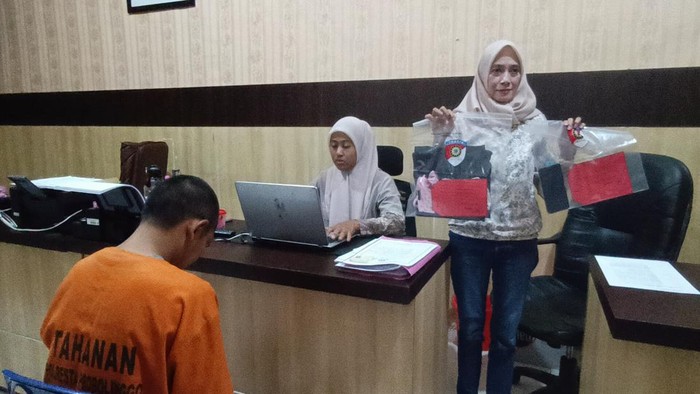 Udin, pria di Probolinggo penganiaya dan pemerkosa anak saat diperiksa di kantor polisi