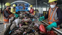 Pekerja melakukan proses pengolahan sampah dalam uji coba operasional Tempat Pengolahan dan Pemrosesan Akhir Sampah (TPPAS) Lulut Nambo.
