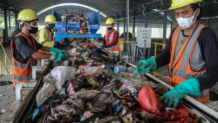 Pekerja melakukan proses pengolahan sampah dalam uji coba operasional Tempat Pengolahan dan Pemrosesan Akhir Sampah (TPPAS) Lulut Nambo, Kabupaten Bogor, Jawa Barat, Jumat (17/5/2024). Pemerintah Provinsi Jawa Barat melakukan uji coba terakhir operasional TPPS Lulut Nambo untuk melihat sejauh mana kesiapan sebelum beroperasi. ANTARA FOTO/Yulius Satria Wijaya/rwa.