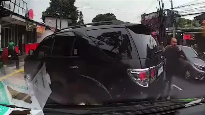 Viral Fortuner Adang Ambulans di Depok, Sopirnya Tak Terima Ditegur