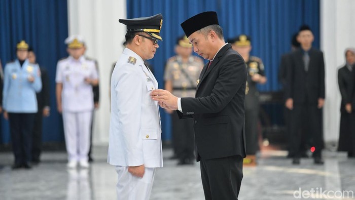 Wahyu Wijaya saat dilantik sebagai Pj Bupati Cirebon.