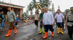 Wamenaker Serahkan Bantuan untuk Korban Banjir Lahar Dingin Sumbar