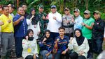 Wamenaker Serahkan Bantuan untuk Korban Banjir Lahar Dingin Sumbar