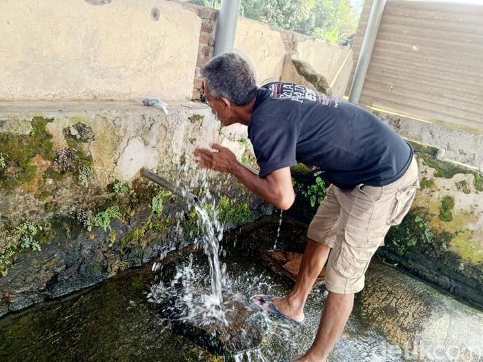 Warga Desa Nagrak, Buah Dua, Sumedang cuci wajah di mata air Cigempo