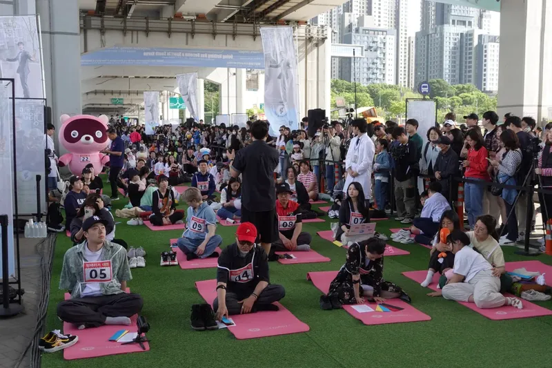 Warga Korea Selatan lomba melamun di Seoul pada hari Minggu (12/5)