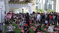 Lebih dari 100 orang berkumpul dan berdiam di atas matras, tanpa melakukan apapun pada hari Minggu lalu (12/5). Bukan sekte sesat ya, ini adalah perlombaan tahunan yang dilakukan di Seoul lho.
