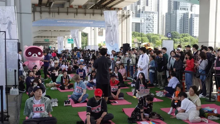 Warga Korea Selatan lomba melamun di Seoul pada hari Minggu (12/5)