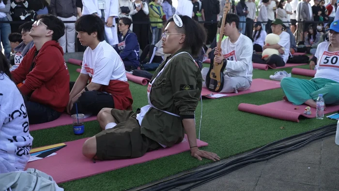 Warga Korea Selatan lomba melamun di Seoul pada hari Minggu (12/5)