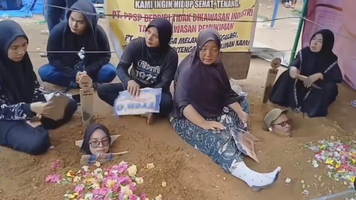 Warga Pulo Padang, Labuhanbatu, Sumatera Utara menggelar aksi kubur diri. (ranto_hitz/instagram)