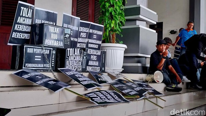 Wartawan se-Malang Raya demo di depan Balai Kota Malang