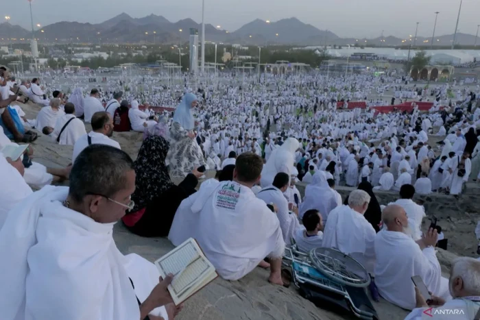 Umat Islam dari berbagai negara melaksanakan wukuf di Jabal Rahmah, Arafah, Arab Saudi, Selasa (27/6/2023).