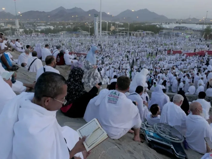 Umat Islam dari berbagai negara melaksanakan wukuf di Jabal Rahmah, Arafah, Arab Saudi, Selasa (27/6/2023).