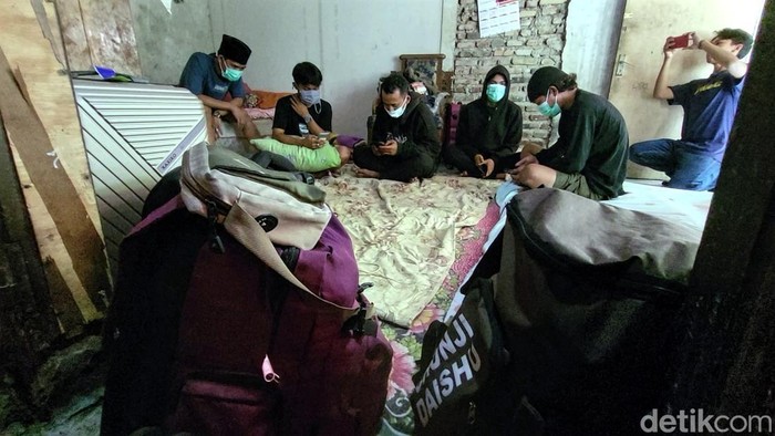 7 Orang Pria Terlunta-lunta di Sukabumi Usai Dijanjikan Kerja ke Malaysia