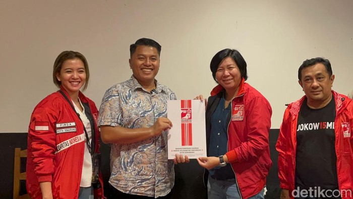 Ade Bhakti ( dua dari kiri) mengambil formulir Cawalkot Semarang di PSI, Sabtu (18/5/2024).