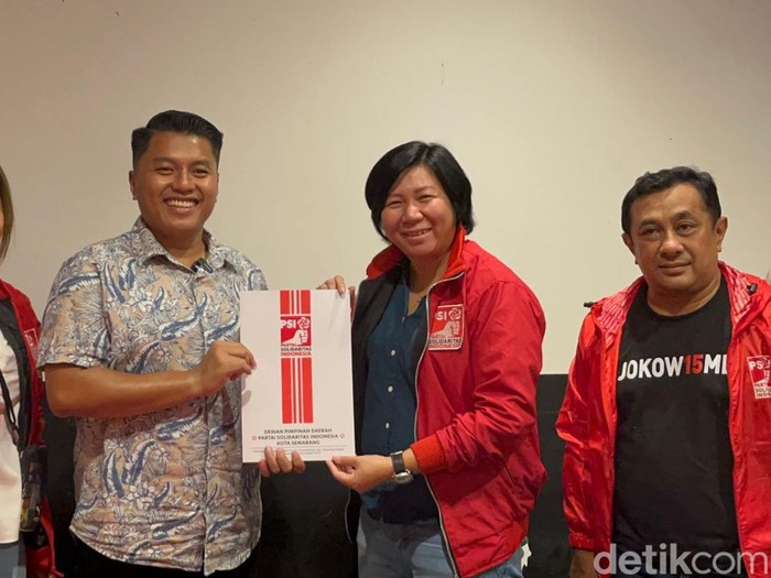 Ade Bhakti ( dua dari kiri) mengambil formulir Cawalkot Semarang di PSI, Sabtu (18/5/2024).