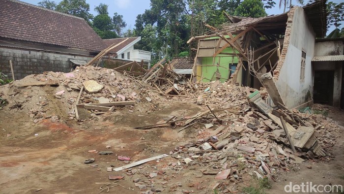 anak robohkan rumah ibu d Malang