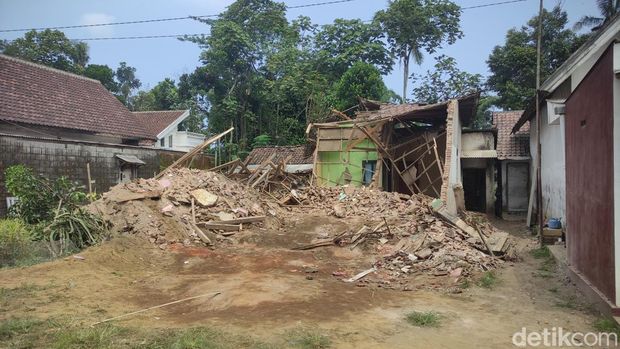 anak robohkan rumah ibu d Malang