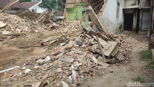 anak robohkan rumah ibu d Malang