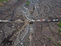 Potret Antrean Kendaraan di Jalan Terdampak Banjir Bandang Marapi