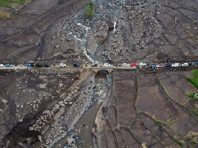 Potret Antrean Kendaraan di Jalan Terdampak Banjir Bandang Marapi