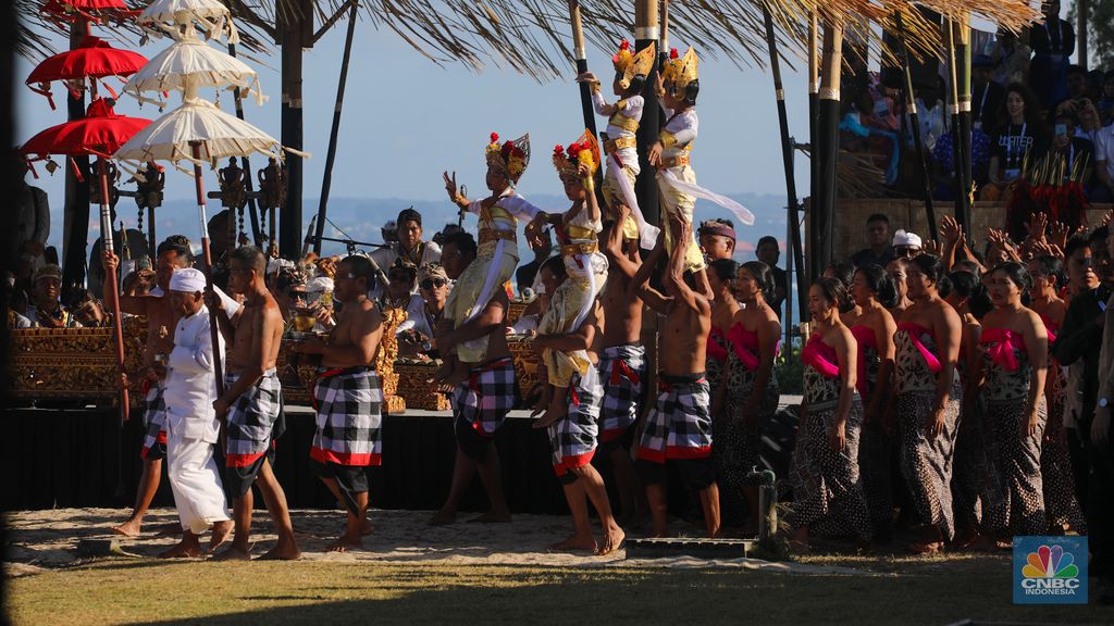 Balinese Water Purification Ceremony. (CNBC Indonesia/Faisal Rahman)