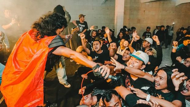 Band Primitive Chimpanzee saat manggung dengan ragam kostumnya