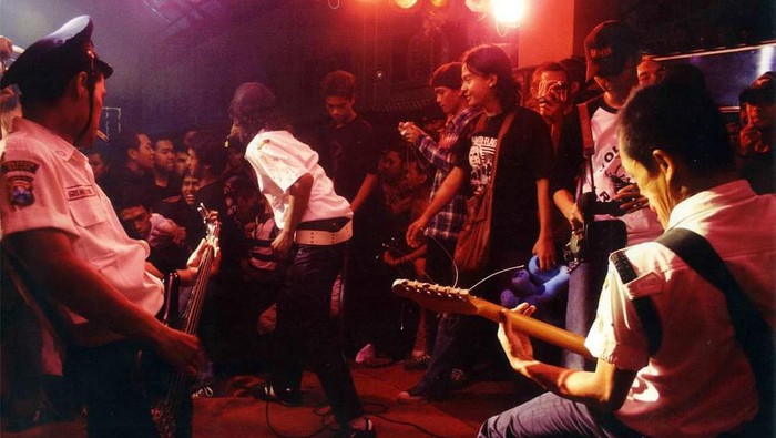 Band Primitive Chimpanzee saat manggung dengan ragam kostumnya