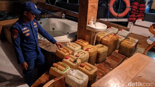 Sejumlah jeriken berisi BBM subsidi yang diperjualbelikan di atas kapal pinisi di perairan Labuan Bajo.