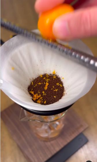 Bikin Kopi Pour Over, Pria Ini Pakai Kulit Jeruk Sebagai Dripper